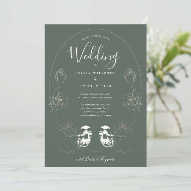 Skull Floral Green Gothic Hochzeit Einladung (Stehend Vorderseite)