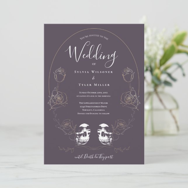 Skull Floral Lila Gothic Wedding Einladung (Stehend Vorderseite)