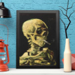 Skull mit brennender Zigarette von Vincent van Gog Poster<br><div class="desc">Skull with Burning Cigarette von Vincent van Gogh ist ein Vintager Post-Impressionismus der Kunst noch Leben Malerei. Ein Portrait über das Rauchen des menschlichen Skeletts. Ein tolles Bild für Raucher-Produkte. Rauchen tötet jedes Jahr 1000 Menschen, hilft jemandem, heute mit dem Rauchen aufzuhören. Ein tolles Bild für Halloween oder Día de...</div>