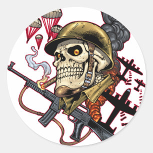 Skull mit Helm, Flugzeugen und Bomben Runder Aufkleber