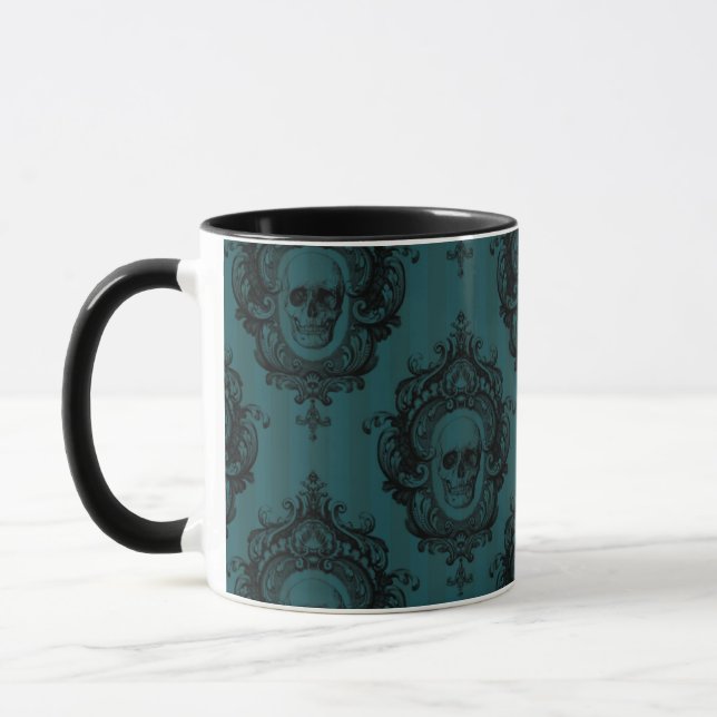 Skull-Muster auf Green Vertical Stripes Halloween Tasse (Links)