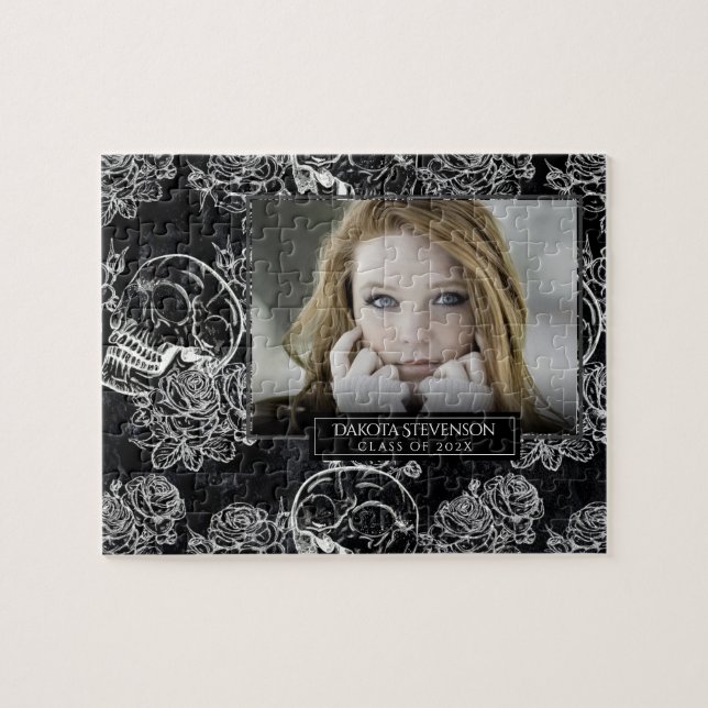Skull Rose Chalk | Funky Gothic Abschluss Foto (Horizontal)