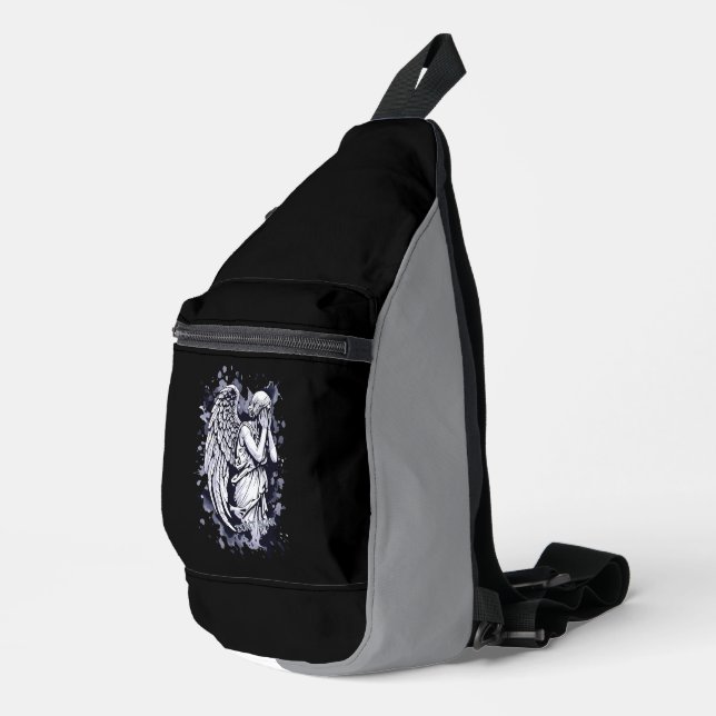 Skulptur eines weinenden Engels - mit Splashes 1 Crossbody Bag (Rechte Ecke)