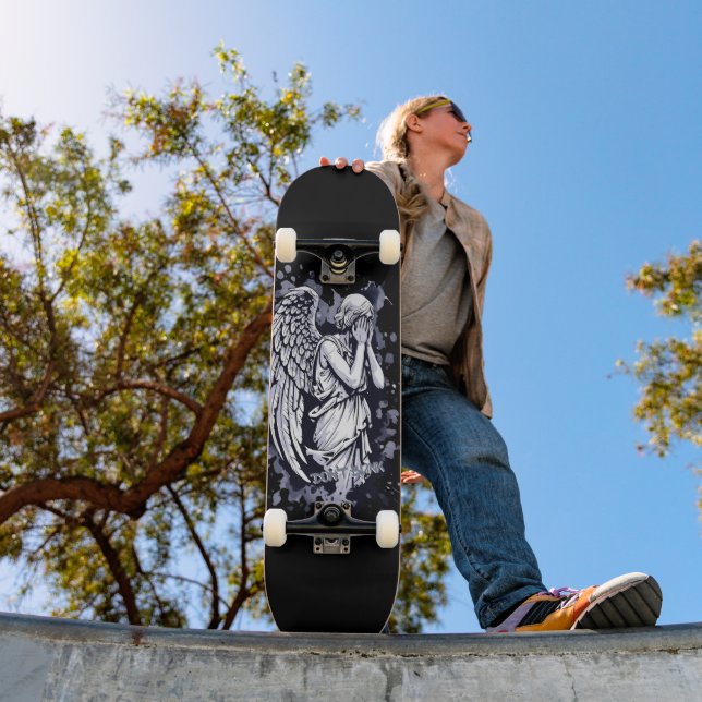 Skulptur eines weinenden Engels - mit Splashes 1 Skateboard (Außenbereich 1)
