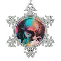 Skulptur mit farbenprächtigem Hintergrund