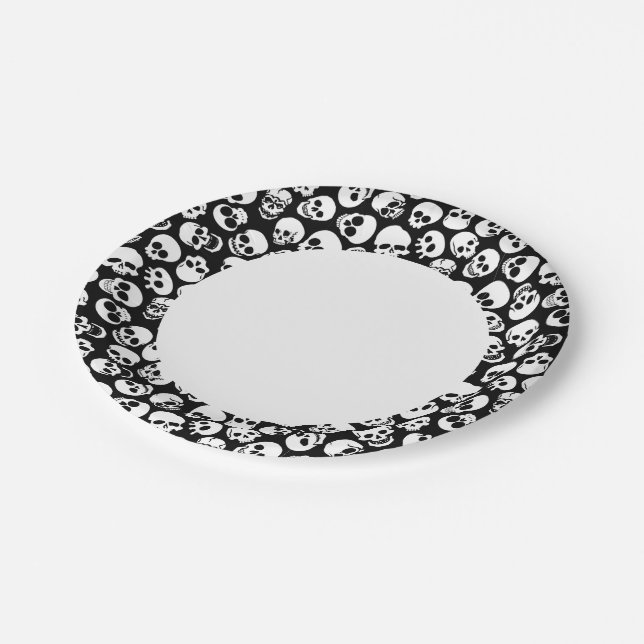 Skulpturen im Schwarzen Hintergrund Pappteller (Schrägansicht)