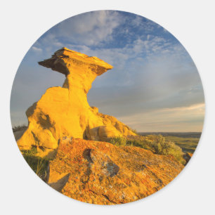 Skulpturierte Badlands-Formation in Kurzgras Runder Aufkleber