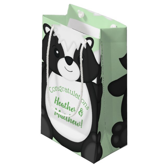Skunk Baby Shower Green Kleine Geschenktüte (Vorderseite Schrägansicht)