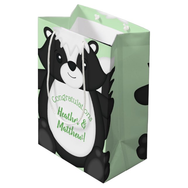 Skunk Baby Shower Green Mittlere Geschenktüte (Rückseite Schrägansicht)