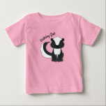 Skunk Birthday Girl Party Kids Baby T - Shirt<br><div class="desc">Feiern Sie den Geburtstag Ihres Kindes mit diesem bezaubernden Schnupfen Geburtstagsgeschenk!  Ideal für eine Waldtierfeier,  oder einfach nur für ein Kind,  das Lieben in den Schotten!  Ein Party zum 1. Geburtstag für ein Baby!</div>