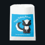 Skunk Birthday Party Kids Geschenktütchen<br><div class="desc">Feiern Sie den Geburtstag Ihres Kindes mit diesem bezaubernden Schnupfen Geburtstagsgeschenk! Ideal für eine Waldtierfeier,  oder einfach nur für ein Kind,  das Lieben in den Schotten! Ein Party zum 1. Geburtstag für ein Baby!</div>
