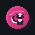 Skunk Birthday Party Kids Pink Button<br><div class="desc">Feiern Sie den Geburtstag Ihres Kindes mit diesem bezaubernden Schnupfen Geburtstagsgeschenk!  Ideal für eine Waldtierfeier,  oder einfach nur für ein Kind,  das Lieben in den Schotten!  Ein Party zum 1. Geburtstag für ein Baby!</div>