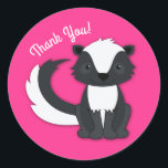 Skunk Birthday Party Kids Pink Runder Aufkleber<br><div class="desc">Feiern Sie den Geburtstag Ihres Kindes mit diesem bezaubernden Schnupfen Geburtstagsgeschenk! Ideal für eine Waldtierfeier, oder einfach nur für ein Kind, das Lieben in den Schotten! Ein Party zum 1. Geburtstag für ein Baby!</div>