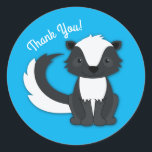 Skunk Birthday Party Runder Aufkleber<br><div class="desc">Feiern Sie den Geburtstag Ihres Kindes mit diesem bezaubernden Schnupfen Geburtstagsgeschenk! Ideal für eine Waldtierfeier, oder einfach nur für ein Kind, das Lieben in den Schotten! Ein Party zum 1. Geburtstag für ein Baby!</div>