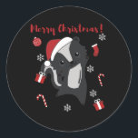 Skunk Christmas Skunks Winter Animals Runder Aufkleber<br><div class="desc">Der weihnachtliche Schauer mit Feenlicht. Hübsche Tiere mit Geschenken und Schnee zu den Ferien. Auch lustig für Weihnachten im Juli. Stinkiers sind süße Tiere und perfekt zu Weihnachten.</div>