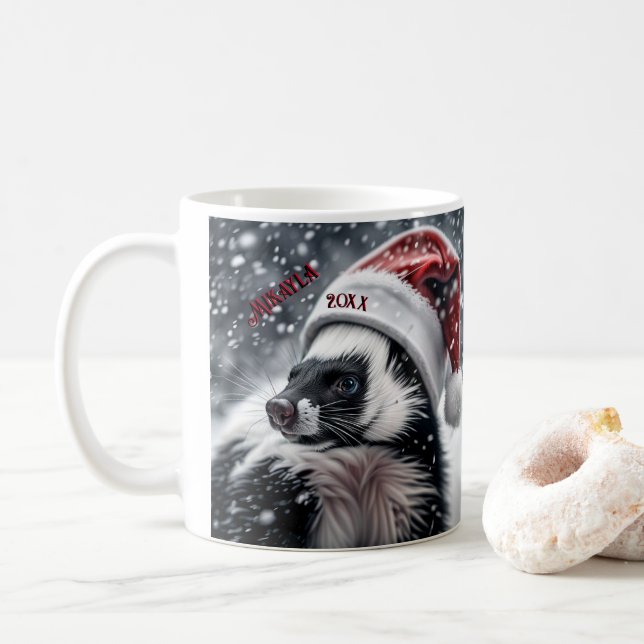 Skunk in Weihnachtsmannmütze Keramik Ornament Kaffeetasse (Mit Donut)