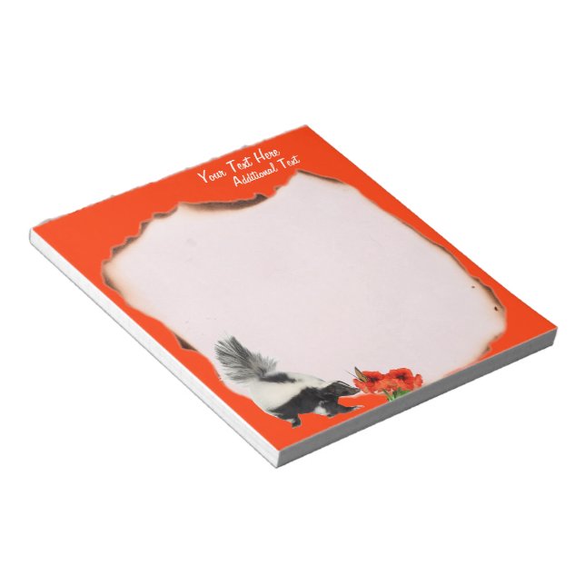 Skunks Riechen von Blume zu anpassbarem Notepad Notizblock (angewinkelt)