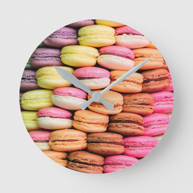 Skurrile Bunte Macarons Runde Uhr (Vorderseite)
