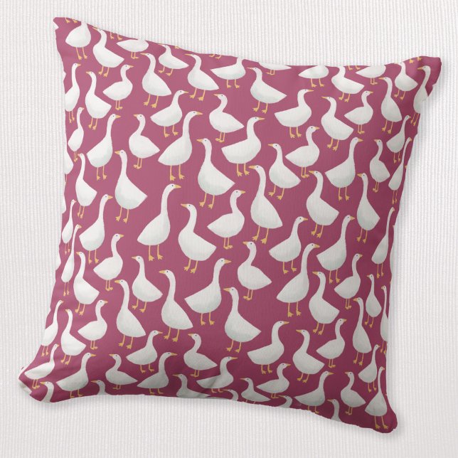 Skurrile Weiße Gans-Beerenrotes Cottagecore-Muster Kissen (White goose geese on berry red. A playful pattern on a throw pillow.)