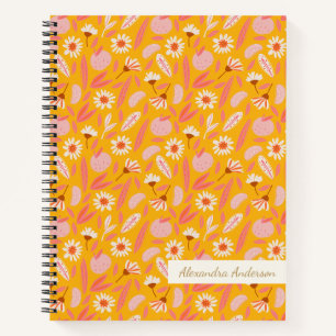 Skurriles Blumenmuster in Senf und Rosa Name Notizbuch