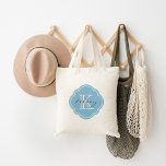 Sky Blue Custom Personalisiert Monogram Tragetasche<br><div class="desc">Niedliche Girly Modern Tote Bag mit individuellem Personalisierten Namen und Initial Monogramm in einer Vintag marokkanischen Quatrefolie Kleber Form Rahmen Border</div>