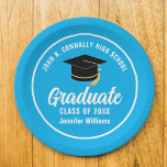 Sky Blue Graduate Custom 2025 Graduation Party Pappteller<br><div class="desc">Diese moderne,  blau-weiße,  maßgeschneiderte Papierplatte zeigt klassische Typografie Ihres High School- oder Uni-Namens für die Klasse von 2025. Passen Sie mit Ihrem geschlossen Jahr unter der schicken handgeschriebenen Drehbuch und schwarzen Graduiertenkappe für ein großartiges personalisiertes Graduiertendekor.</div>