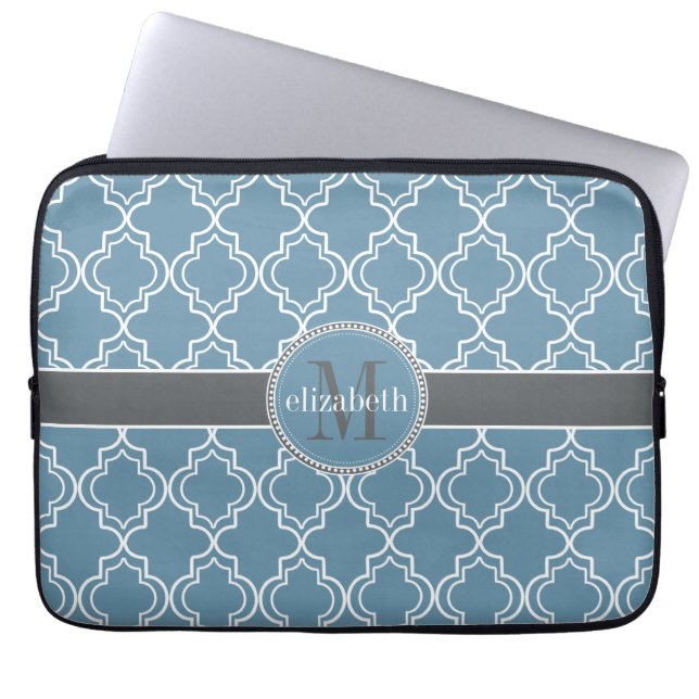 Sky Blue Grey White Marokcan Quatrefoil Monogramm Laptopschutzhülle (Vorderseite)