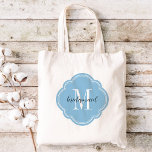 Sky Blue Monogram Bridesmaid Tote Bag Tragetasche<br><div class="desc">Niedlich trendige mit Monogramm Hochzeitsfeiertagssäcke personalisiert mit einem eigenen Monogramm-Initial,  Bräunungstext oder fügen einen Namen oder eine andere Nachricht hinzu. Klicken Sie auf Anpassen,  um Schriftart und Farben zu ändern,  um ein einzigartiges Geschenk für Ihre Brautmädchen und Hochzeitsfeier zu schaffen!</div>