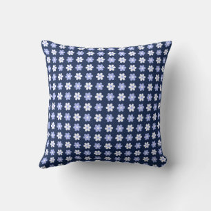 Sky Blue & White Blume auf Royal Blue Kissen