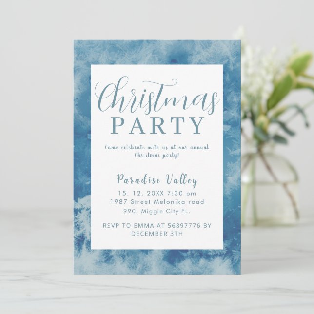 Sky Modern Dusty Blue Snowflake Einladung (Stehend Vorderseite)