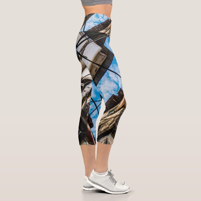 Sky Over Stonetown, Sansibar Capri Leggings (Rechts)