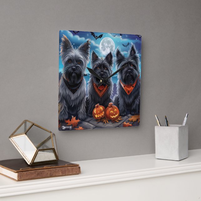 Skye Terrier Halloween Spooky Quadratische Wanduhr (Büro)