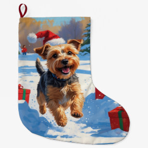Skye Terrier läuft im Schnee mit Weihnachtsmütze Großer Weihnachtsstrumpf