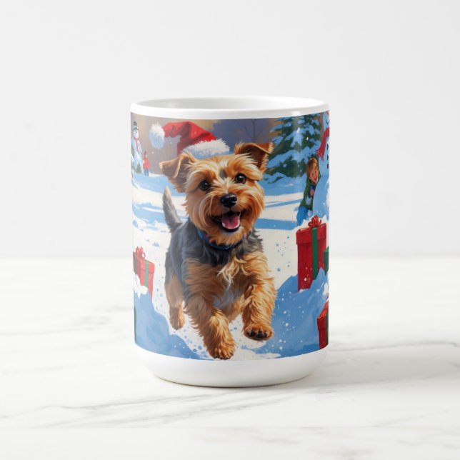 Skye Terrier läuft im Schnee mit Weihnachtsmütze Kaffeetasse (Mittel)