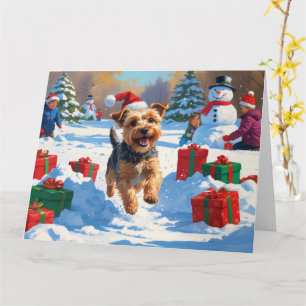 Skye Terrier läuft im Schnee mit Weihnachtsmütze Karte