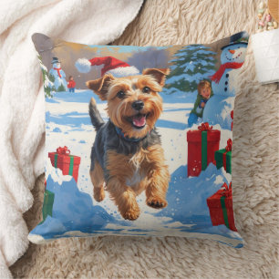 Skye Terrier läuft im Schnee mit Weihnachtsmütze Kissen
