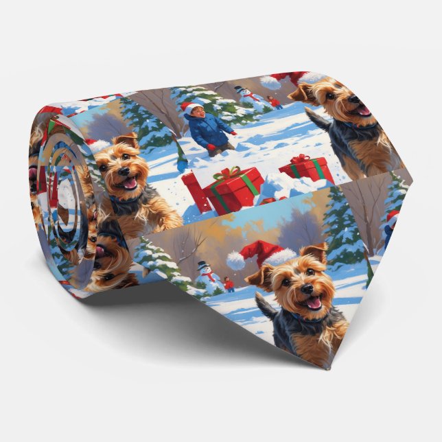 Skye Terrier läuft im Schnee mit Weihnachtsmütze Krawatte (Gerollt)
