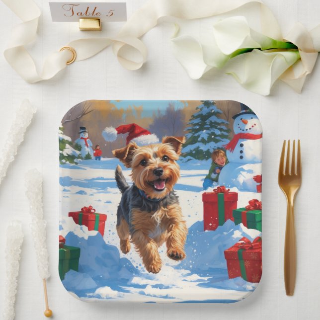 Skye Terrier läuft im Schnee mit Weihnachtsmütze Pappteller (Hochzeit)