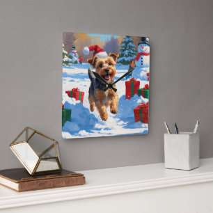 Skye Terrier läuft im Schnee mit Weihnachtsmütze Quadratische Wanduhr