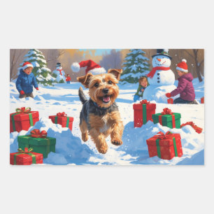 Skye Terrier läuft im Schnee mit Weihnachtsmütze Rechteckiger Aufkleber