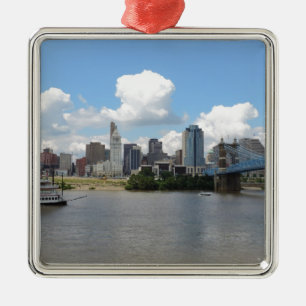 Skyline Cincinnatis, Ohio mit dem Ohio Silbernes Ornament
