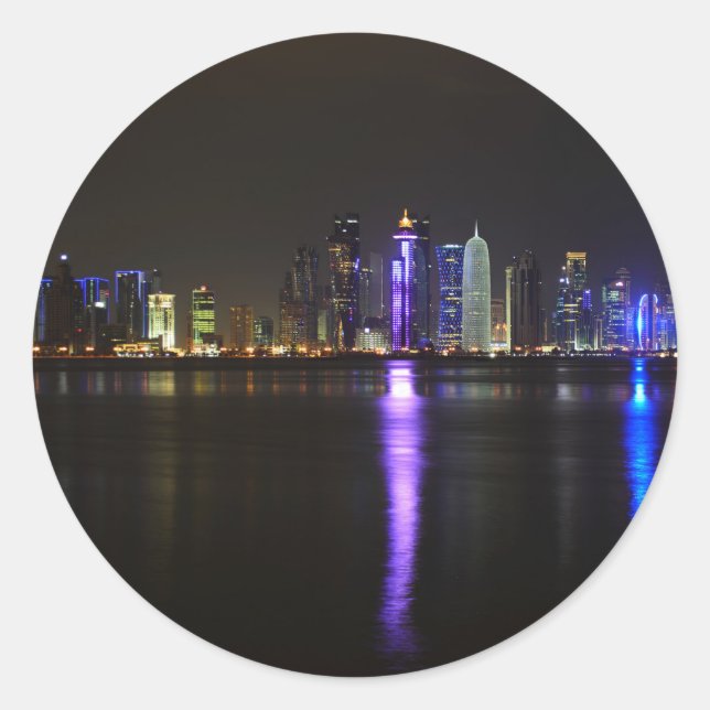 Skyline de Doha, Qatar à la nuit ronde autocollant (Devant)