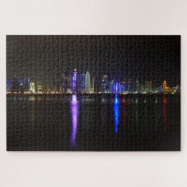 Skyline des beleuchteten Doha, Katar in der Nacht