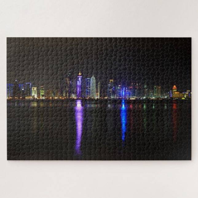 Skyline des beleuchteten Doha, Katar in der Nacht (Horizontal)