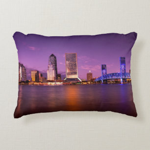 Skyline Jacksonvilles Florida nachts Zierkissen