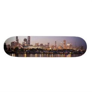 Skyline USA, Illinois, Chicago an der Dämmerung Skateboard