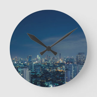 Skyline von Bangkok in der Nacht Runde Wanduhr