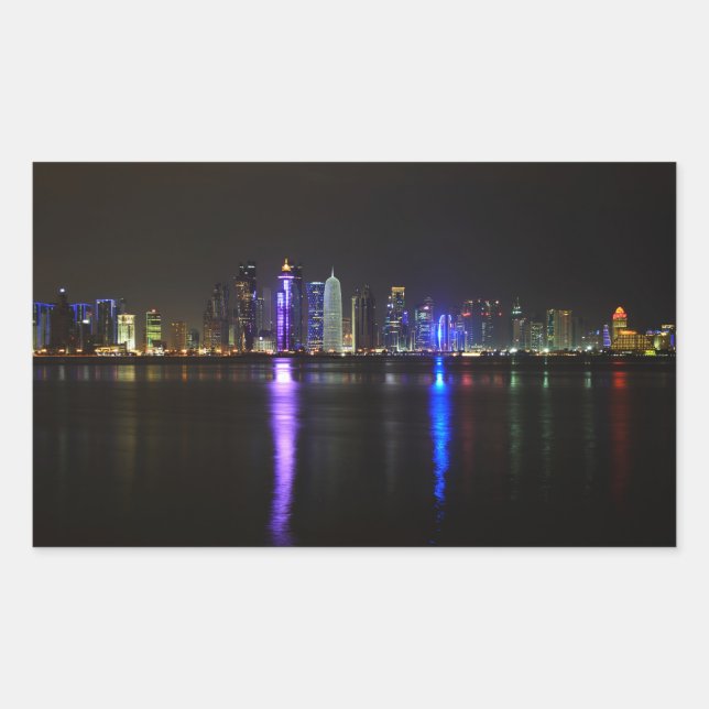 Skyline von Doha, Katar am nächtlichen Rechteck Rechteckiger Aufkleber (Vorderseite)
