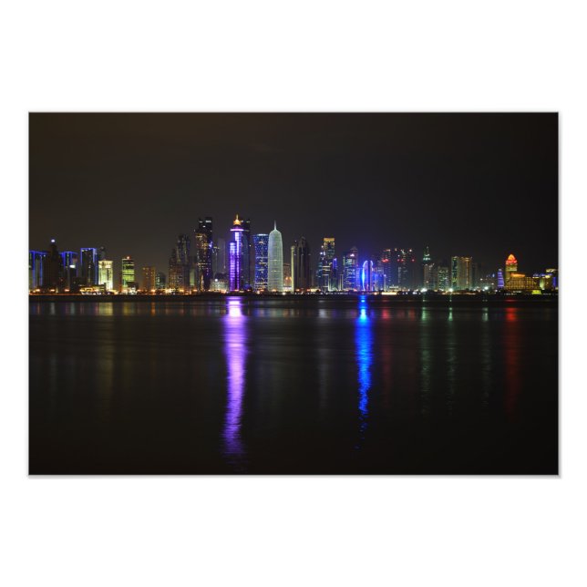 Skyline von Doha, Katar in der Nacht Fotodruck (Vorne)