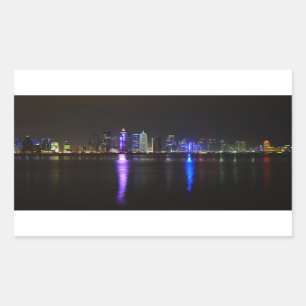 Skyline von Doha, Qatar am Nachtrechteckaufkleber Rechteckiger Aufkleber